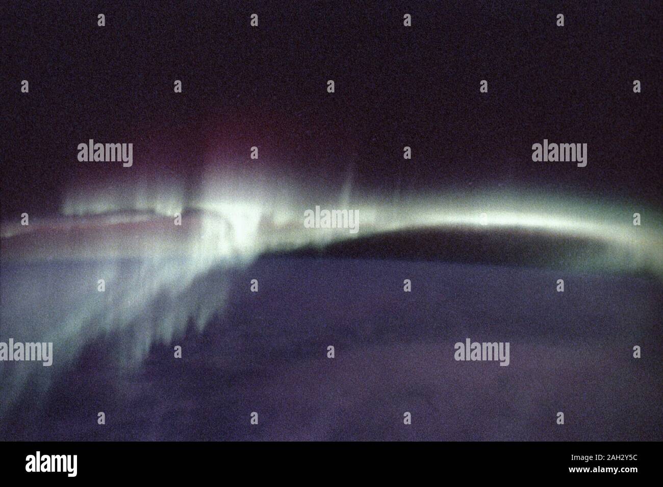 1992 - Dieses Foto von Aurora Borealis, Northern Aurora, wurde während der Spacelab-J (SL-J) Mission (STS-47). Stockfoto