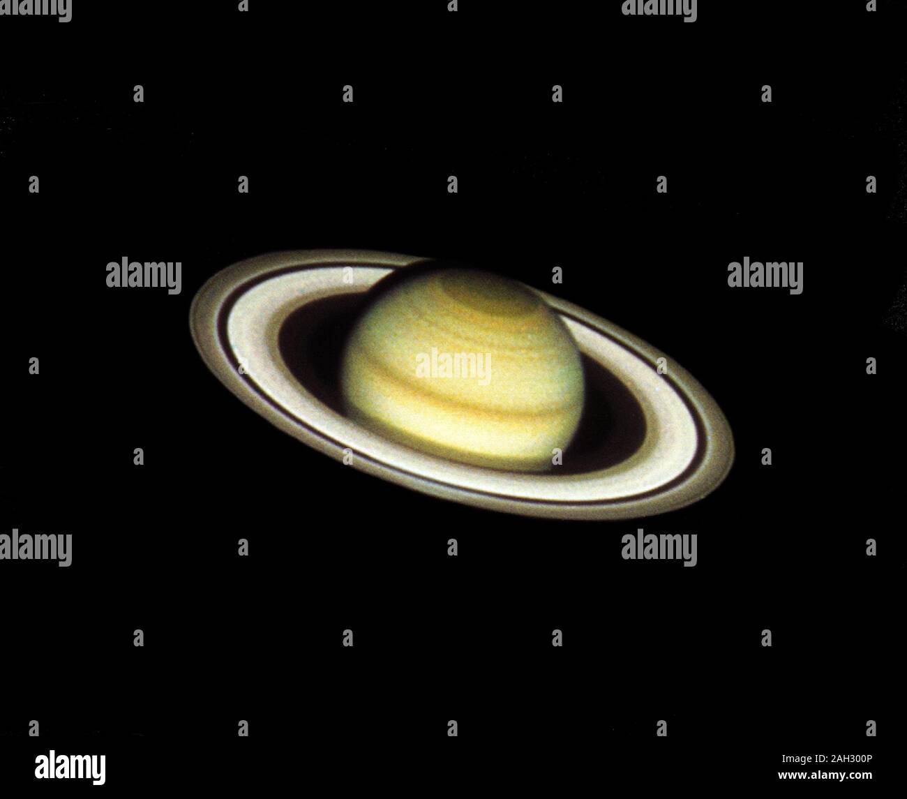 Die Farbe in das Bild wird durch die Kombination von drei verschiedenen Bilder, in blauen, grünen und roten Licht genommen (4390, 5470 und 7180 Angström). Da north pole des Saturn ist derzeit geneigt in Richtung Erde (24 Grad), die HST-Bild zeigt ausführlich beispielloses in der atmosphärischen Eigenschaften am nördlichen polar Haube, einer Region, die nicht durch die Voyager Raumsonden abgebildet. Die klassischen Merkmale von riesigen Saturns Ringsystem sind auch eindeutig von außen gesehen Kante zu irner; die hellen Ringe A und B, die von der Cassini Teilung geteilt und die sehr schwache Innere C Ring. Die Enche Division, einem dunklen Spalt n Stockfoto