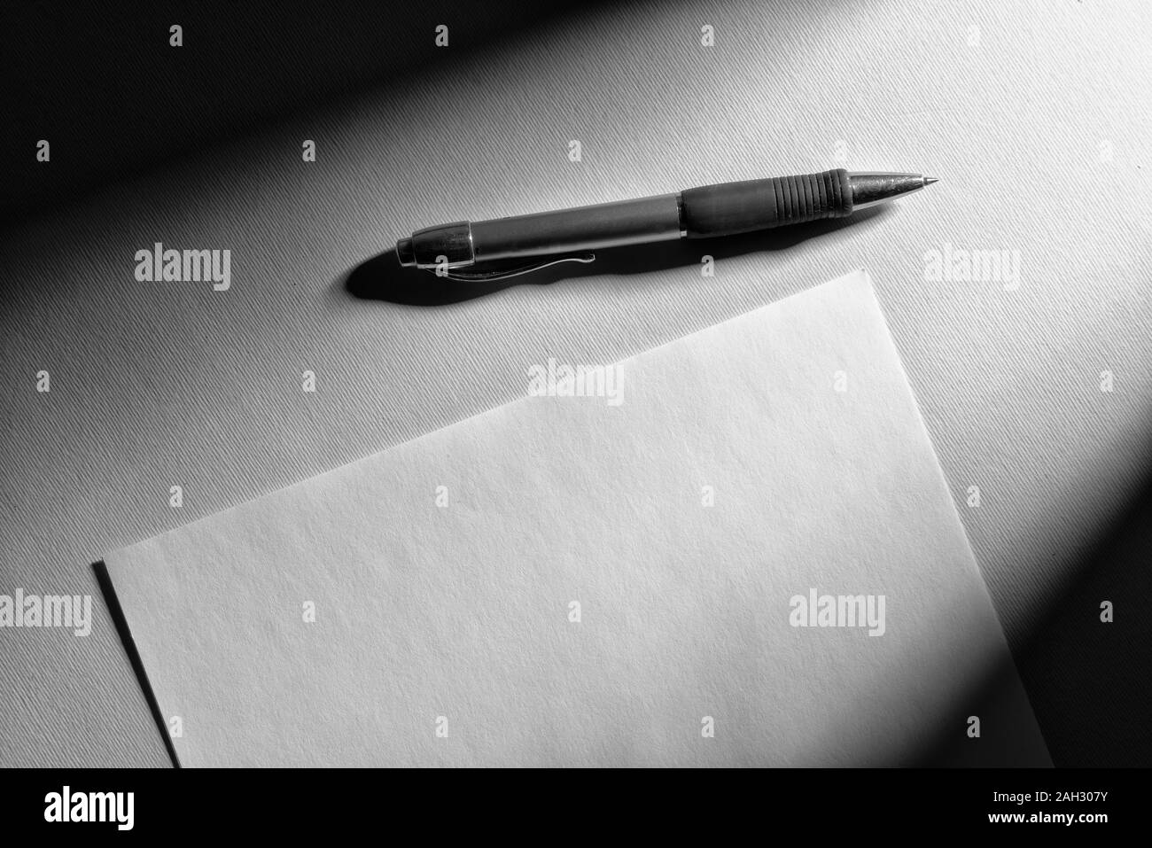 Ein Blatt Papier und einen Stift in der penumbra Stockfoto