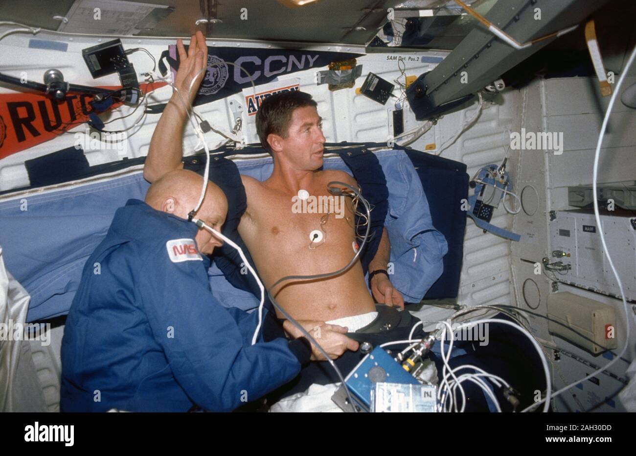 (24. November-1. Dezember 1991) - - - Astronaut F. Story Musgrave (links), Mission Specialist, unterstützt Astronaut Terence T. (Tom) Henricks, Mission Specialist, mit einem ausführlichen Ergänzenden Ziel (DSO) mit unteren Körper negative Druck. Stockfoto