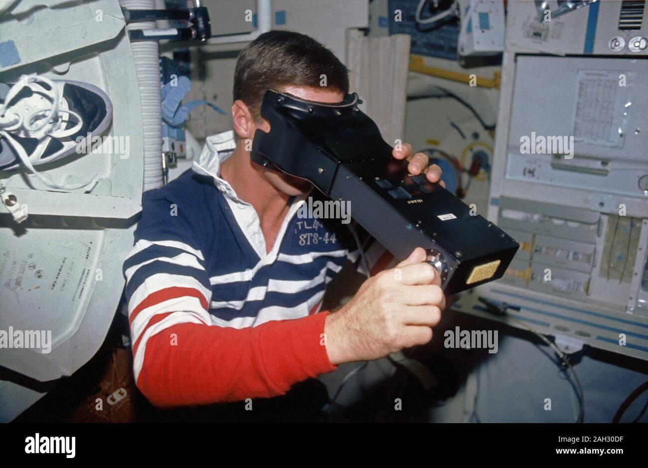 (24. November-1. Dezember 1991) - - - Terence T. (Tom) Henricks, STS-44 Pilot, Tests seine Sehschärfe mit der visuellen Funktion Test (VFT) Apparate. Stockfoto