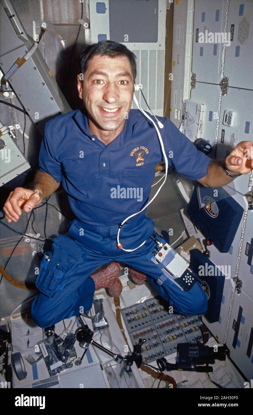 (24. November-1. Dezember 1991) - - - Astronaut Mario Runco jr., STS-44 Mission Specialist, schwimmt auf Atlantis' middeck. Stockfoto