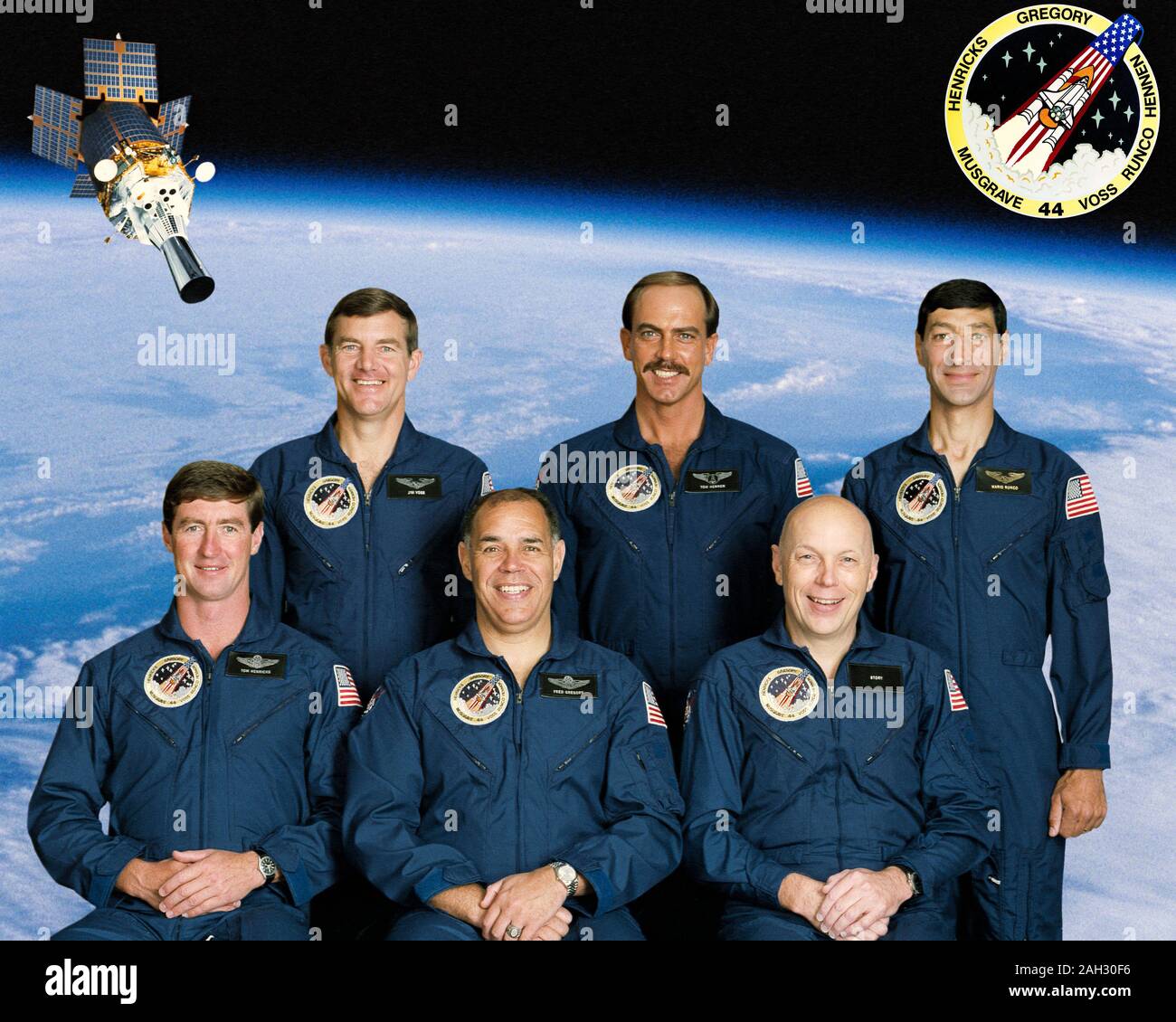 (Juli 1991) - Das sind die sechs Besatzungsmitglieder an Bord der Raumfähre Atlantis für die NASA-Mission STS 44, für später in diesem Jahr geplant. Astronaut Frederick D. Gregory (Center, Front Row) ist die Mission Commander. Er ist von den Astronauten Terence T. (Tom) Henricks (links), Pilot flankiert; und F. Story Musgrave, Mission Specialist. An der hinteren Zylinderreihe sind Astronauten James S. Voss, Mission Specialist; die Nutzdatei Spezialist Thomas J. Hennen der US-Armee, und der Astronaut Mario Runco jr., Mission Specialist. Stockfoto