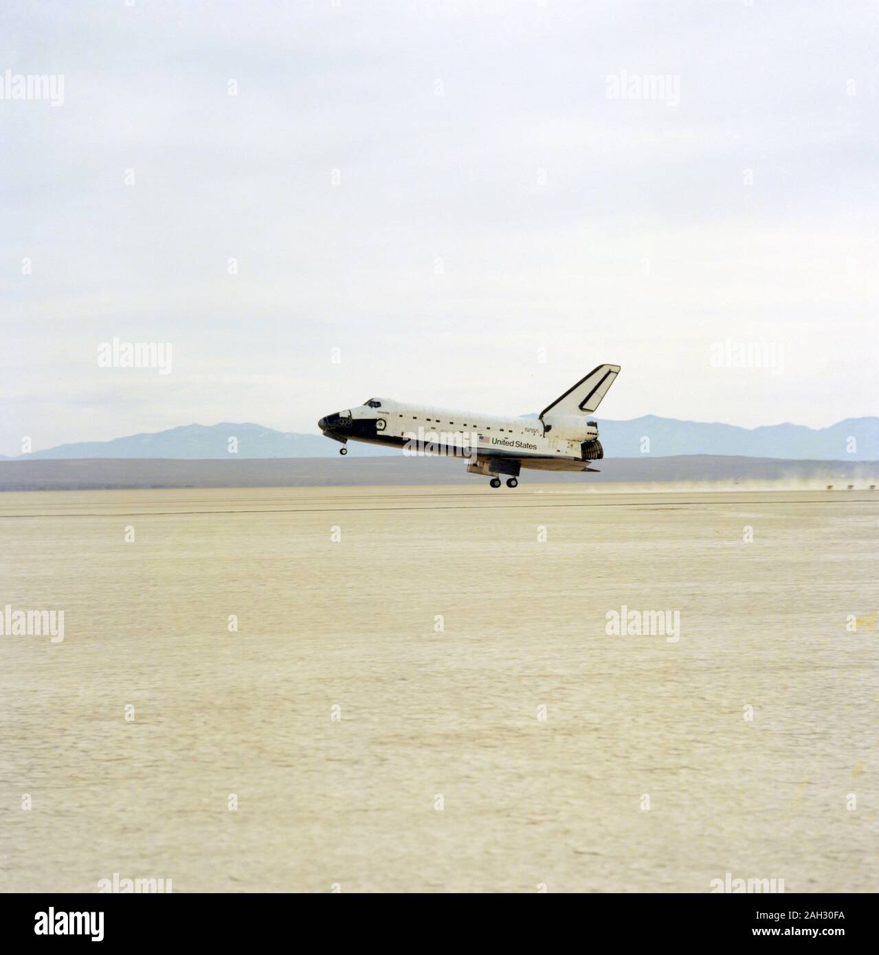 (1 Dec 1991) - - - eine Totale von Atlantis, mit einer Crew von sechs an Bord, wie es über das auf der Edwards Air Force Base zu berühren in Südkalifornien. Main gear Touchdown trat bei 2:34:42 Uhr (PST), 1. Dezember 1991. Stockfoto