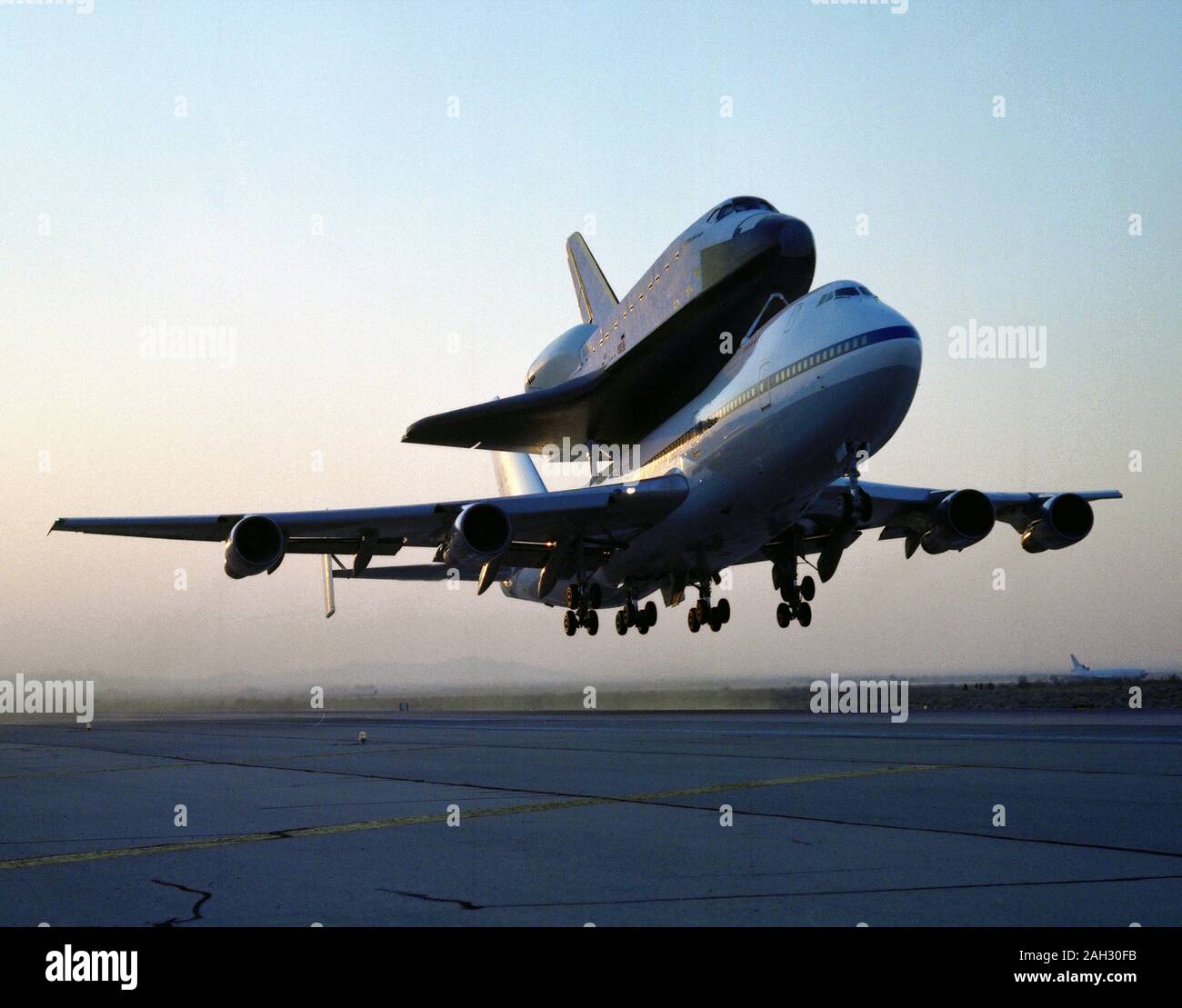 Die NASA 747 Shuttle Carrier Aircraft Nr. 911, mit dem Space Shuttle Orbiter Endeavour sicher auf seinen Rumpf montiert, beginnt die Fähre Flug von Rockwell Plant 42 in Palmdale, Kalifornien Stockfoto