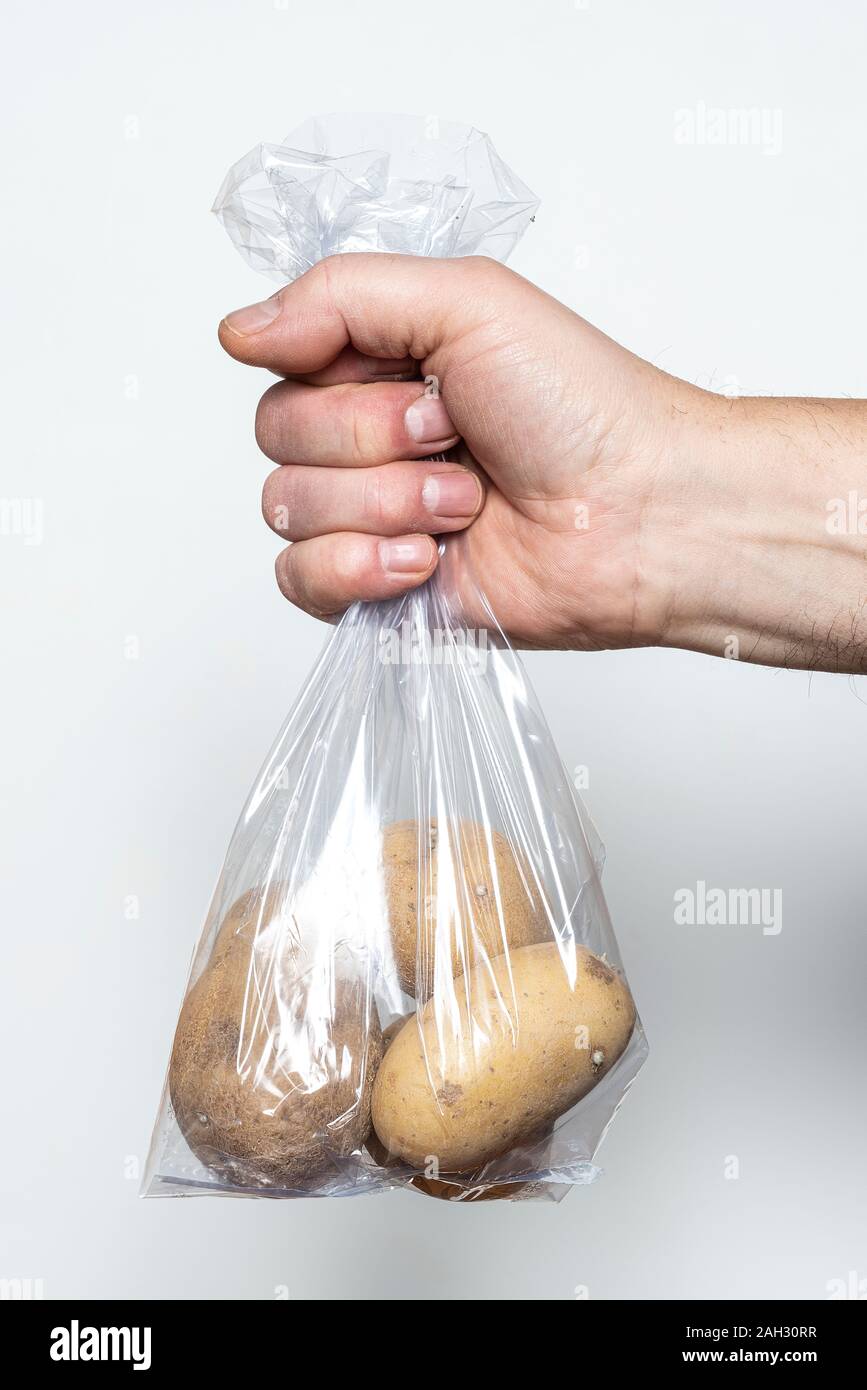 Einige Kartoffeln in einen Plastikbeutel Stockfoto