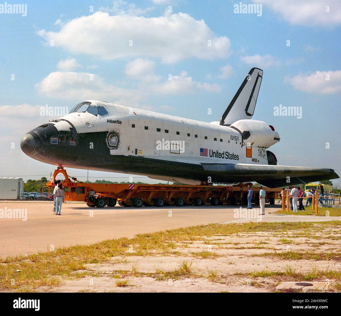S 91-50776 (18 Okt 1991)------- Space Shuttle Atlantis ist von der Orbital Processing Facility (OPF) Bay 2 zum Vehicle Assembly Building (VAB) am Kennedy Space Center, Florida verschoben. Das Atlantis wird mit dem externen Kraftstofftank und Solid Rocket Booster gesteckt werden, bevor es zu Pad 39A, wo es ein Verteidigungsministerium Nutzlast Start der Mission STS-44 transportiert wird, Ende 1991. Stockfoto