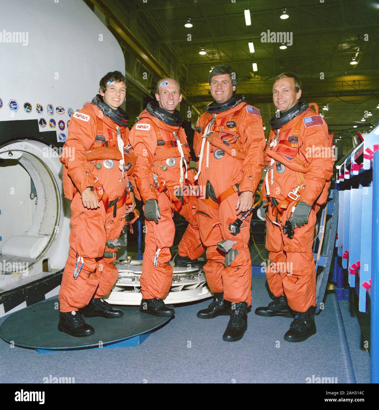 (18 September 1992) - - - diese vier Deutschen wurden als Nutzlast Spezialisten der STS-55 Spacelab D-2 Mission zur Unterstützung zugewiesen. Zu recht sind Renate Brummer, Gerhard Thiele, Ulrich Walter und Hans Schlegel. Walter und Schlegel sind geplant mit dem Space Shuttle Columbia für die Mission, während Brummer und Thiele als Stellvertreter dienen und unterstützende Funktionen auf dem Boden füllen zu fliegen. Sie sind während einer Pause in der Ausbildung in der Shuttle Mockup und Integration Labor am Johnson Space Center gesehen. Stockfoto