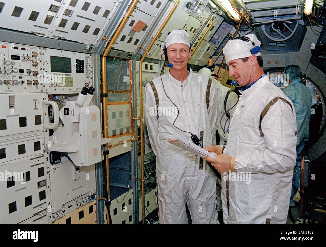 STS-55 Kommandant Nagel und Pilot Henricks Teilnahme an KSC preflight Tests Stockfoto