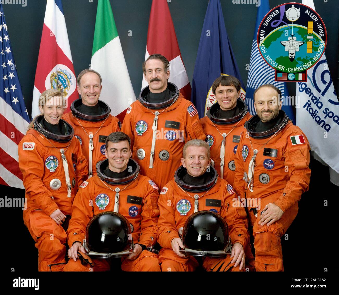 (Mai 1992) - - - Die Crew Mitglieder der STS-46 Mission pose mit sieben Fahnen, die Teilnahme auf dem Flug dar. Loren Shriver (vorne rechts) ist die Mission Commander; Andrew Allen (vorne links) ist Pilot. Andere sind (nach rechts) Marsha Ivins, Mission Specialist links; Claude Nicollier, der die Europäische Weltraumorganisation (ESA); Jeffrey Hoffman, Nutzlast Commander; Franklin Chang-Diaz, Mission Specialist, und Franco Malerba, Fliegen für die Italienische Raumfahrtagentur (ASI). Die Flaggen, links nach rechts, sind die Vereinigten Staaten von Amerika, Costa Rica (Chang's Native Land) Stockfoto