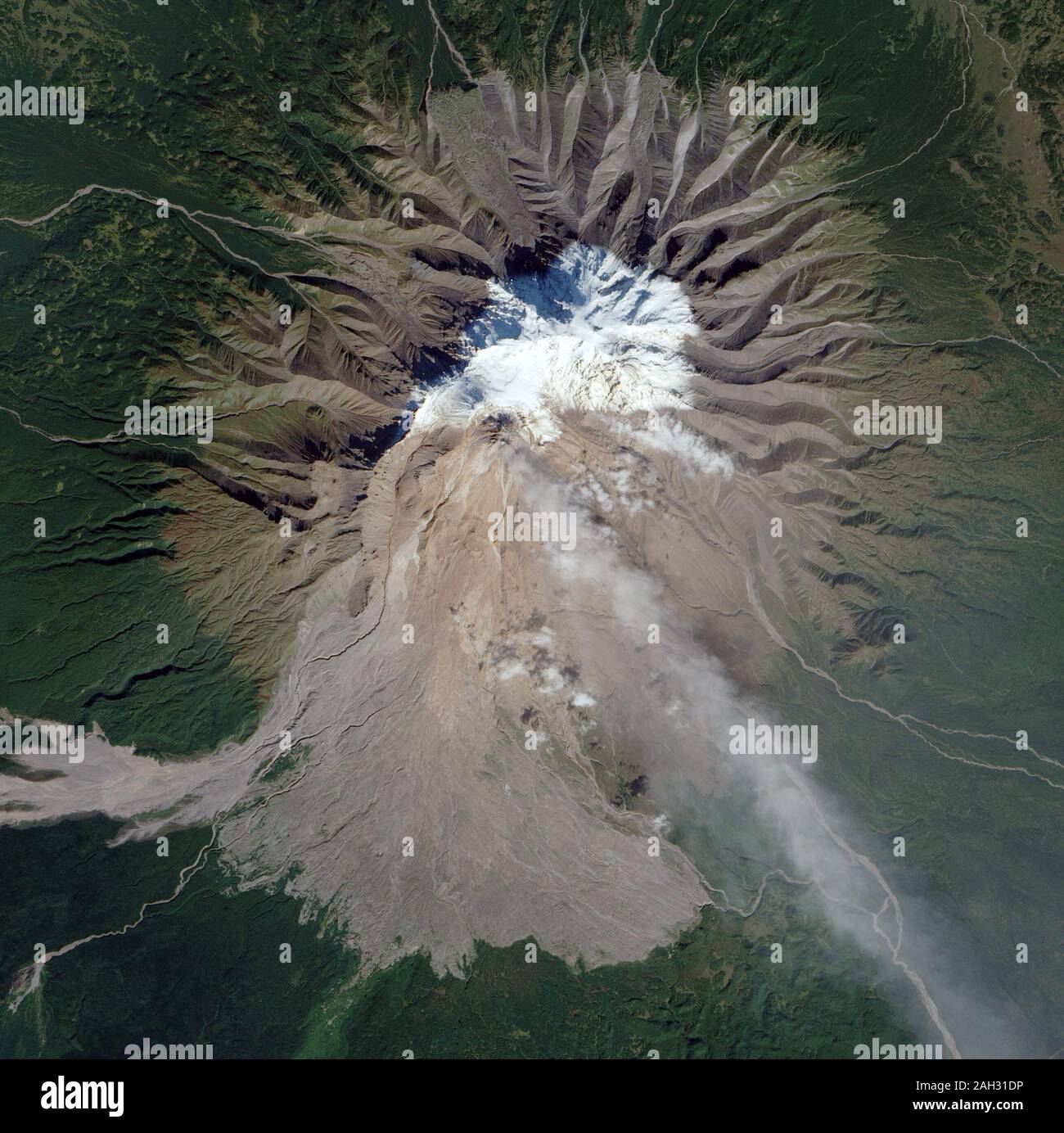 Sheveluch Shiveluch (auch geschrieben) ist eine der größten und aktivsten Vulkane auf der russischen Halbinsel Kamtschatka. Es hat ausgespuckt, Asche und Dampf intermittierend mit gelegentlichen Dome kollabiert, pyroklastische Ströme, und Lavaströme, sowie - in den letzten zehn Jahren. Shiveluch ist ein Stratovulkan, einer steil geneigten Bildung von abwechselnden Schichten von erstarrte Lava, Asche und Steinen durch frühere Eruptionen geworfen. Ein Lavadom hat sich südwestlich des 3.283-Meter (10,771-foot) Gipfel. Die fortschrittliche Land Imager (ALI) auf der NASA-Erde Beobachten-1 (EO-1) Satelliten dieses Bild auf 7. September erworben, 201 Stockfoto