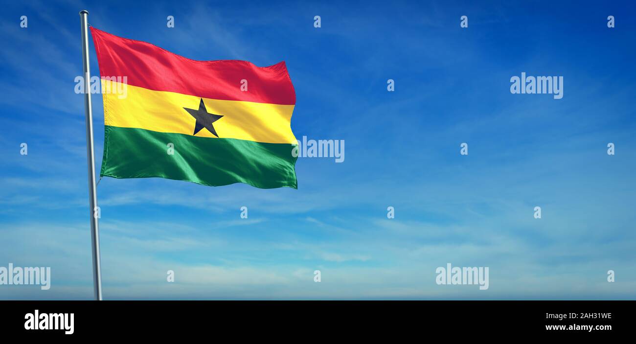 Die Nationalflagge von Ghana in den Wind vor einem klaren blauen Himmel Stockfoto