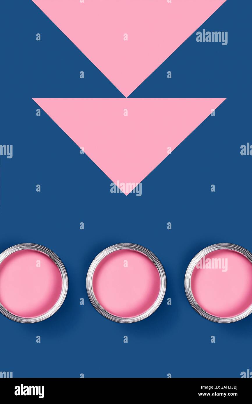 Renovierung von Wohnungen. Vertikale geometrische Komposition. Drei rosafarbenen Gläsern mit Acrylfarbe auf klassischen blauen Hintergrund. Um Text zu platzieren. Stockfoto