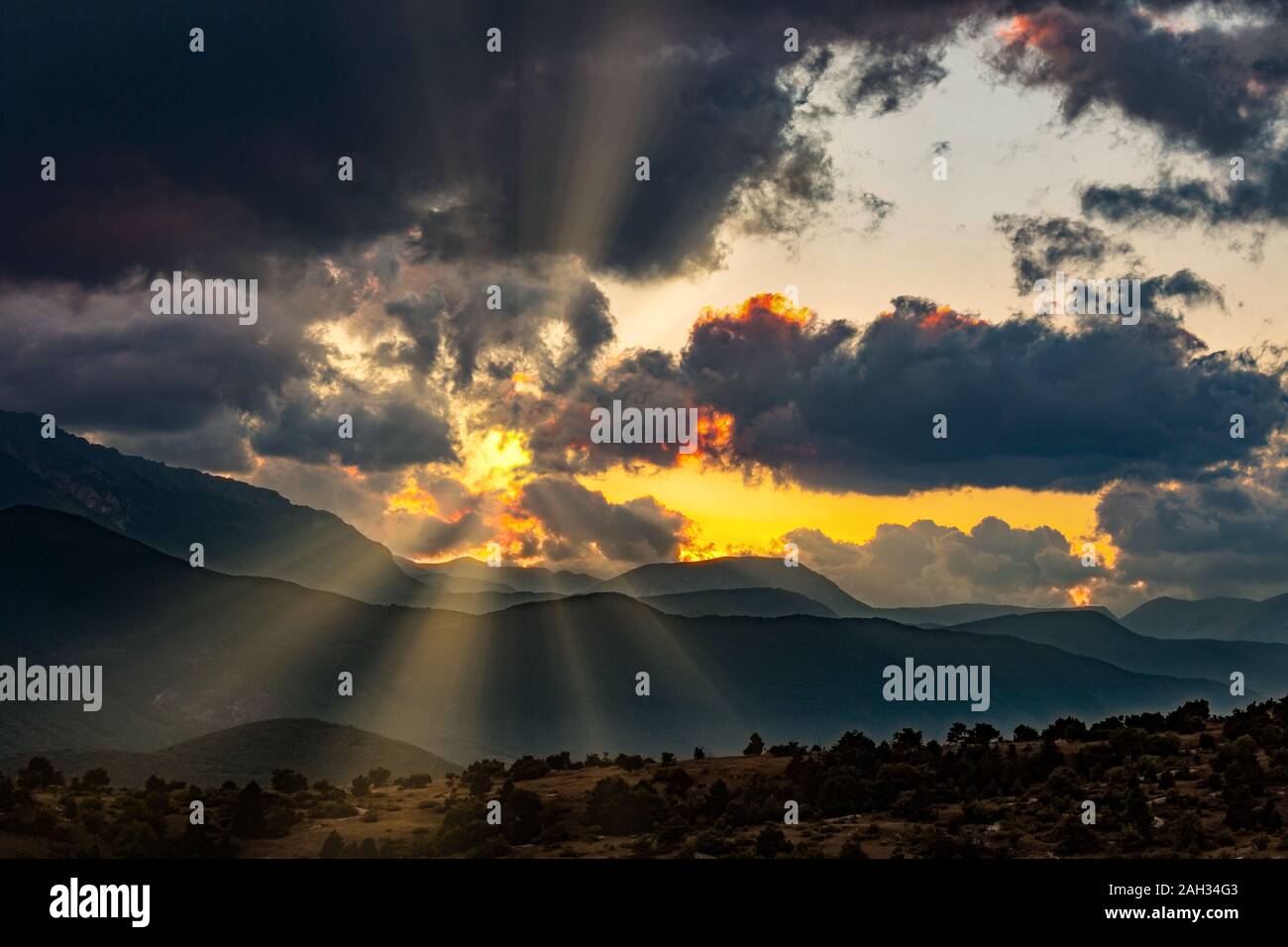 Sonnenuntergang in die Wolken nach dem Regen Stockfoto