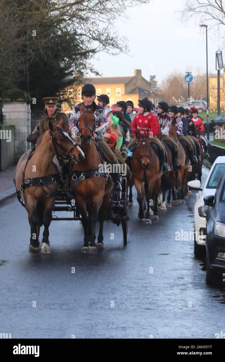 Blackheath, London, UK. 24. Dezember, 2019. Der King's Troop Royal Horse artillery hat Weihnachten Outfits für die traditionellen Heiligabend Fahrt von ihrer Basis in Woolwich zu Morden College in Blackheath anzog. Credit: Rob Powell/Alamy leben Nachrichten Stockfoto