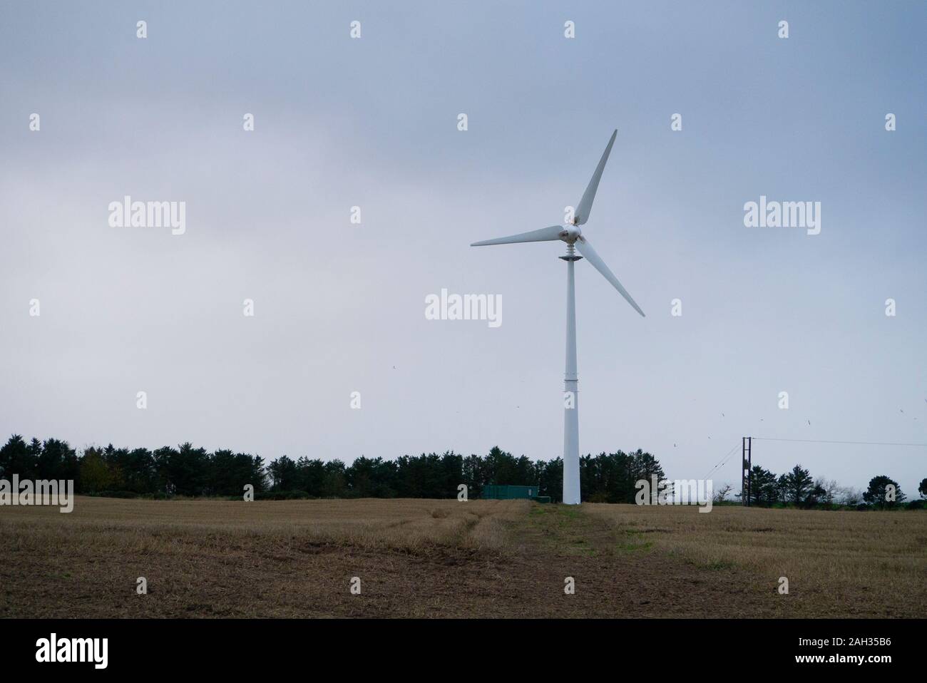 Kleine Windenergieanlage auf einem Bauernhof in Easter Ross Schottland Großbritannien Stockfoto