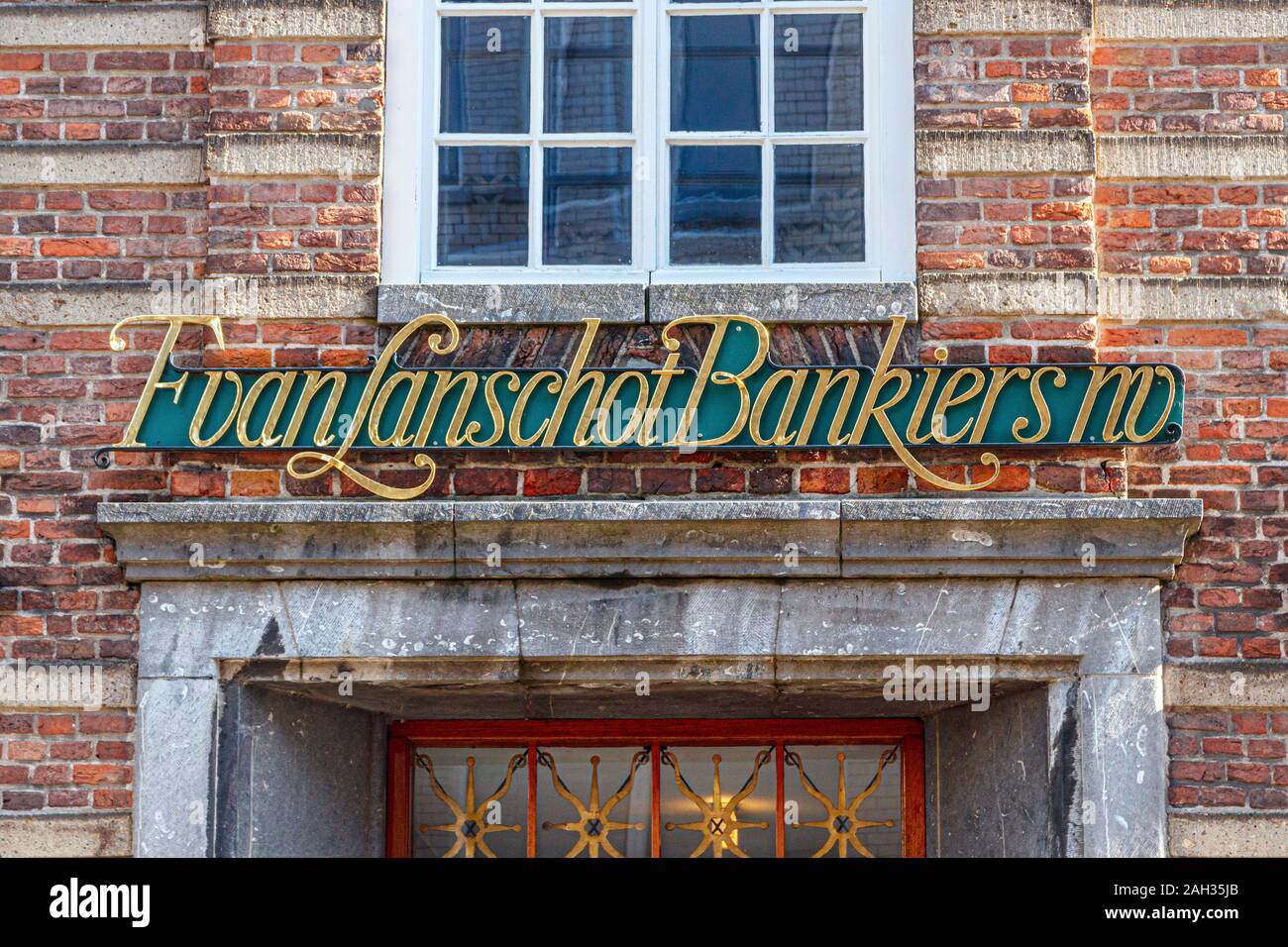 Vorderansicht des vergoldeten Buchstaben an der Fassade der Van Lanschot NV Hauptquartier. Hooge Steenweg, 's-Hertogenbosch, Niederlande. Stockfoto