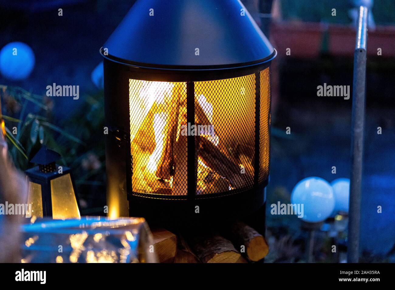 Outdoor Holz Herd mit brennenden Kamin Stockfoto