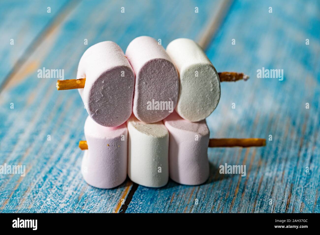 Marshmallow mit Salzstangen bereit zu dienen und zu Essen. Süßwaren Konzept. Stockfoto