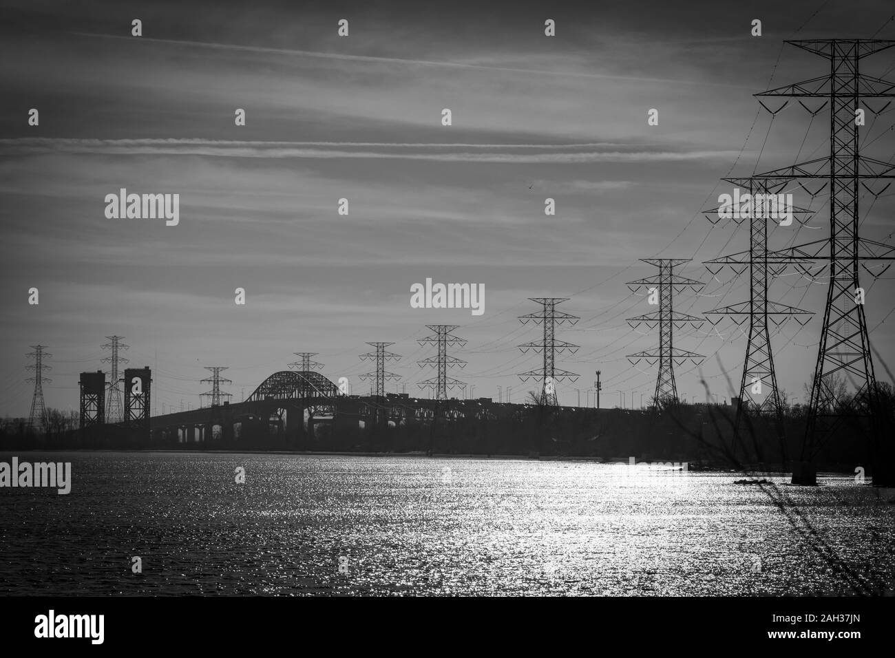 Silhouette der Brücke und Autobahn mit hydrolines QEW Niagara zwischen Burlington und Hamilton Stockfoto