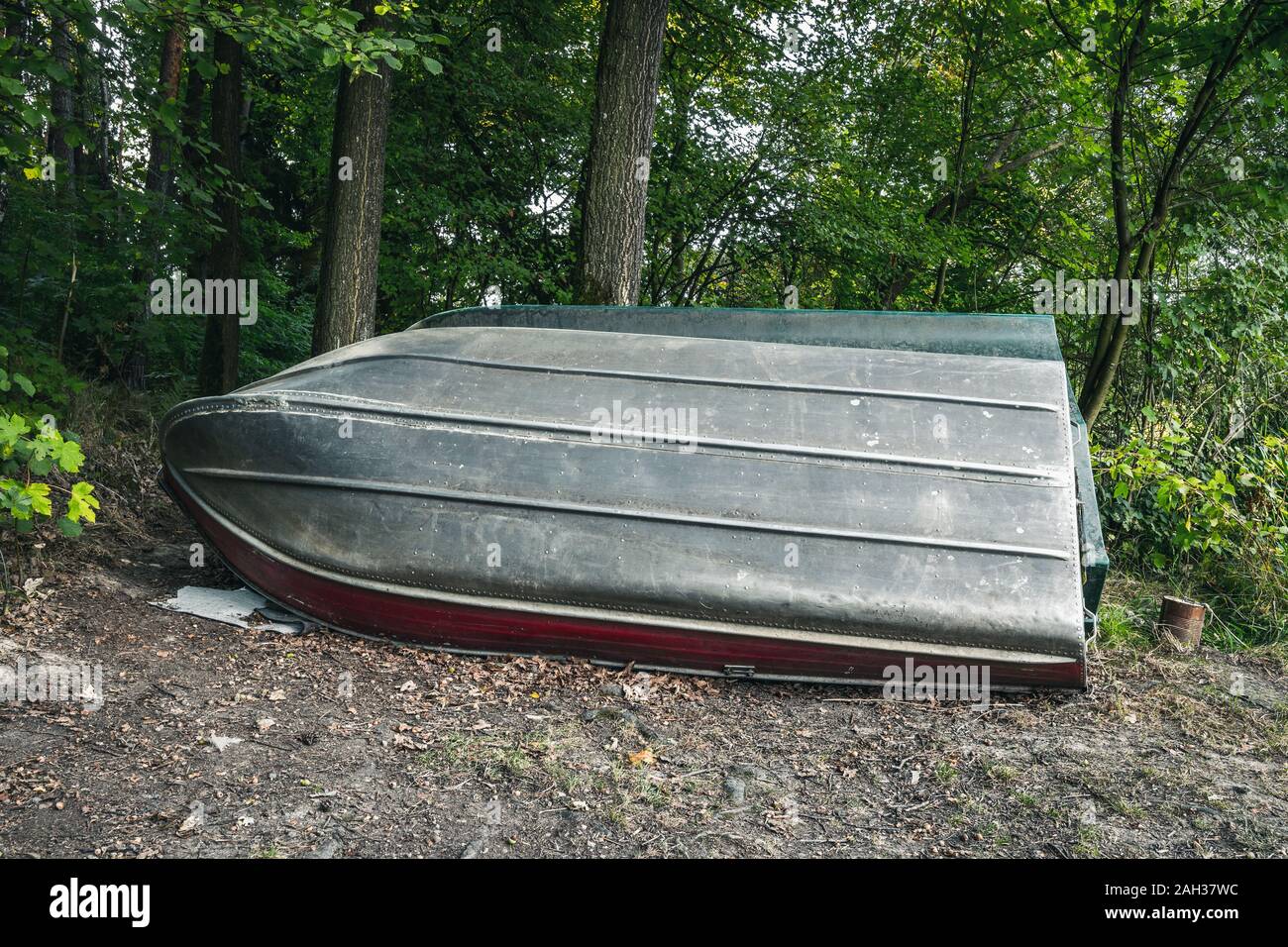 Boot vor der Bäume in der Nähe von einem See Stockfoto