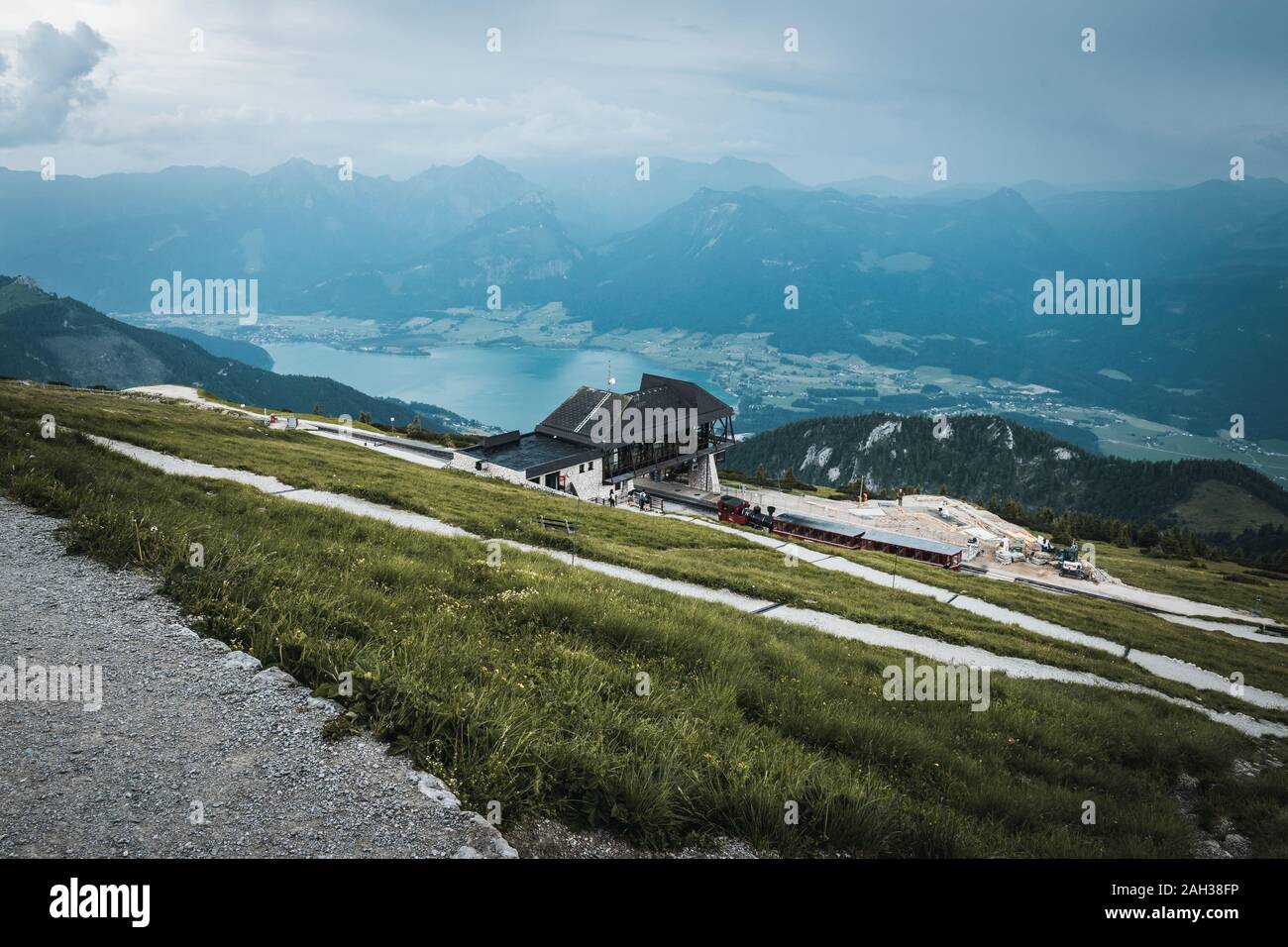 Blick von oben auf einem Berg in Österreich mit Wolken am Himmel, die Berge und die See im Tal Stockfoto