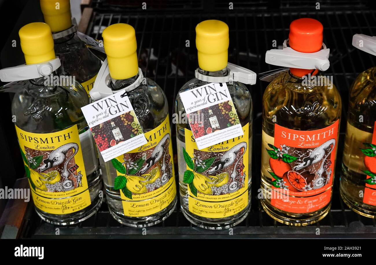 Gin-Flaschen mit Geschmack im Regal von M&S Food Hall in Großbritannien Stockfoto
