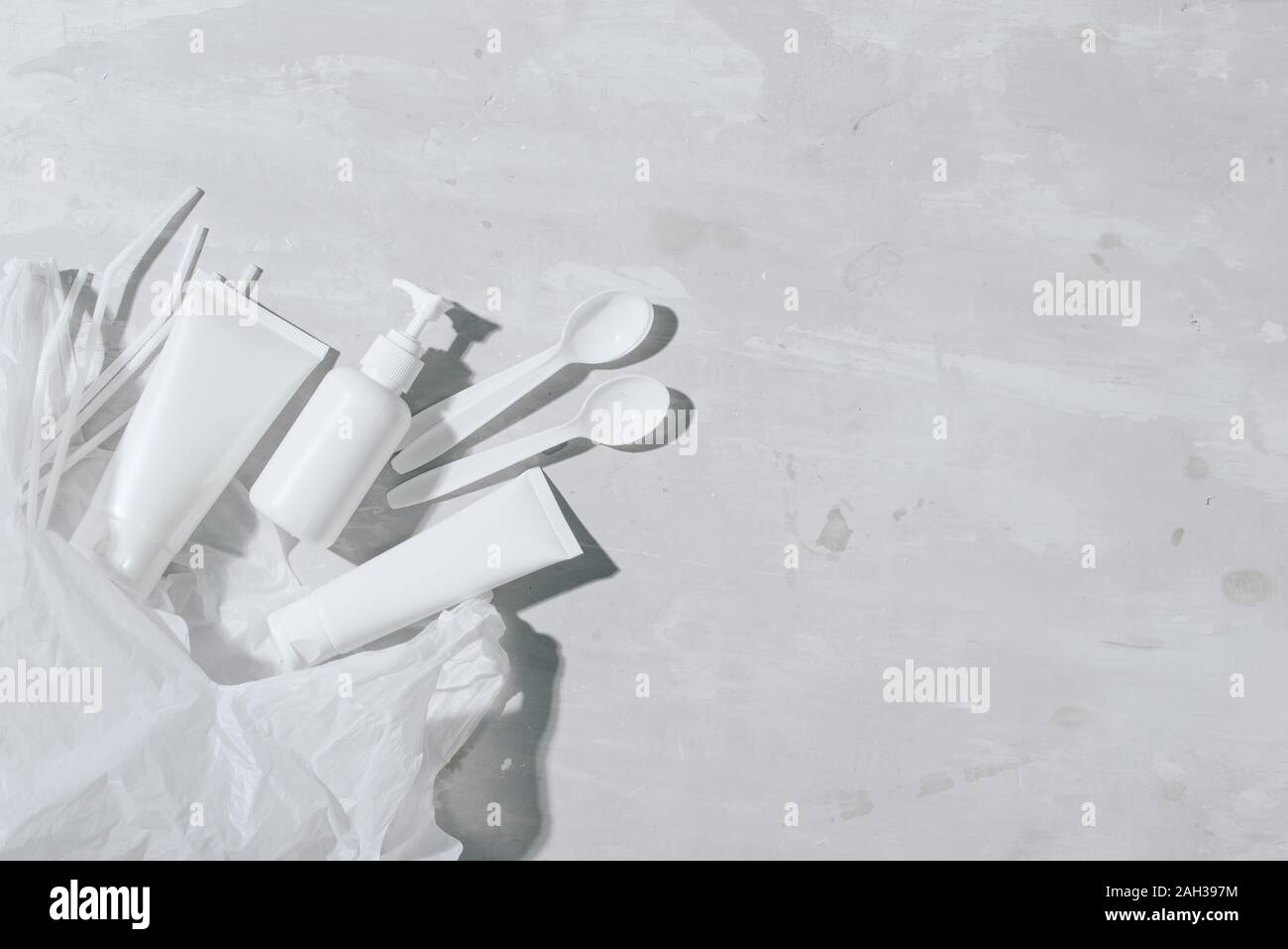 Kein Kunststoff Recycling Konzept Kunststoff weiß Geschirr Teller Tassen auf Stein Löffel. Kopieren Sie Platz. Ansicht von oben Stockfoto