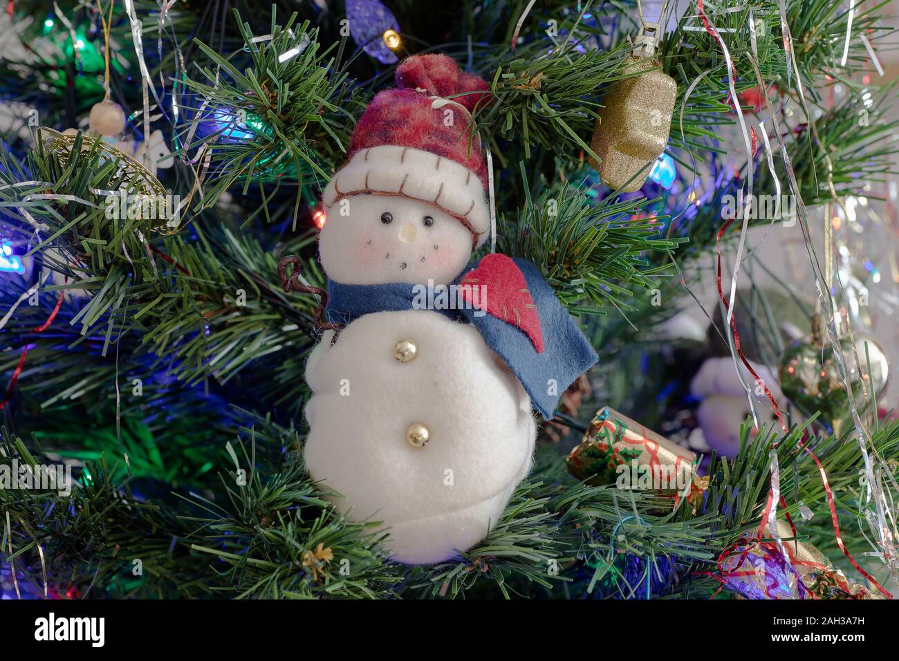 Schneemann hängen an den Weihnachtsbaum, in Kings Lynn, Norfolk, Großbritannien, am 23. Dezember 2019. Stockfoto