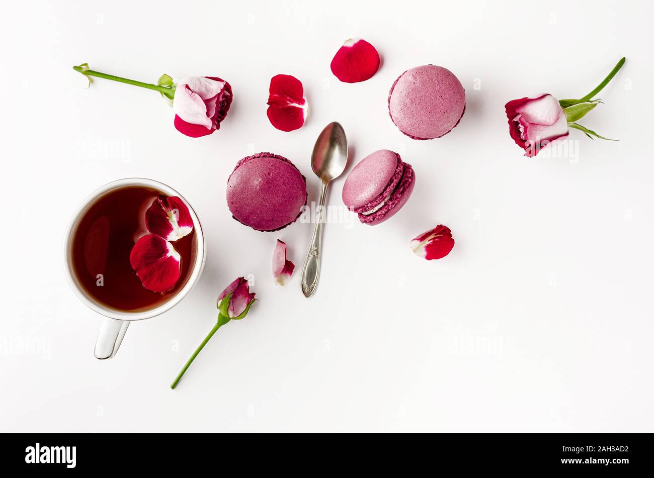 Frühstück Tee auf weißen Tisch mit Rosen und macarons. Vallentines Tag, Tag der Frauen und der Romantik. Flach, von oben nach unten. Platz kopieren Stockfoto
