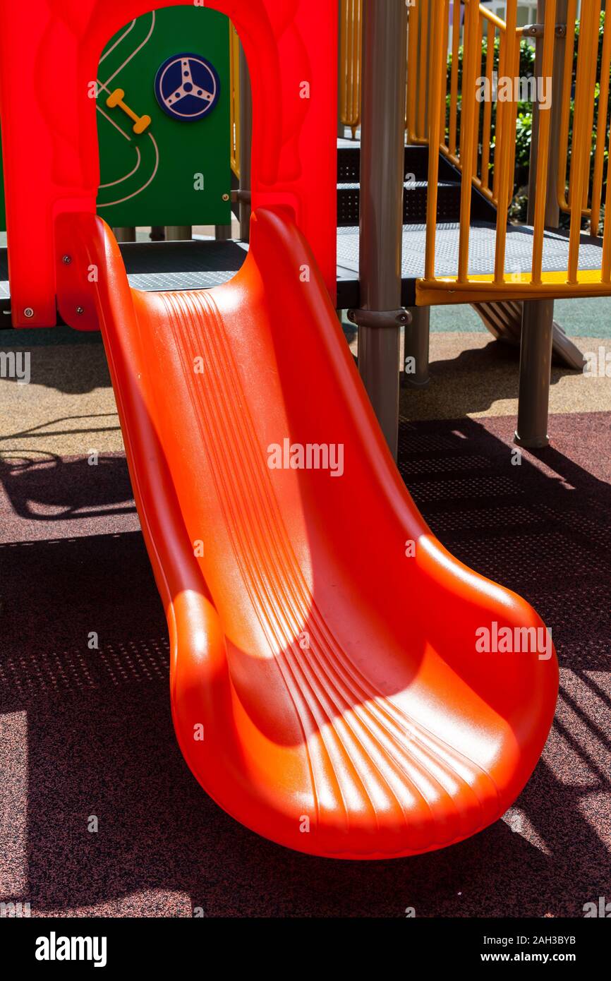 Nahaufnahme vertikalen Bild von Kindern Spielplatz rot Farbe Folie Bei sonnigem Freien Stockfoto