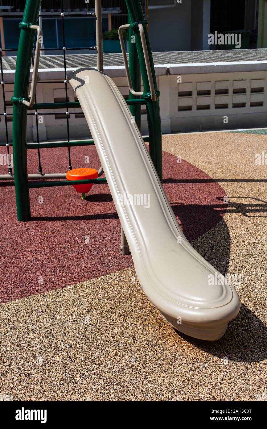 Nahaufnahme vertikales Bild von Kinderspielplatz schmale Rutsche bei sonnigen draußen. Stockfoto
