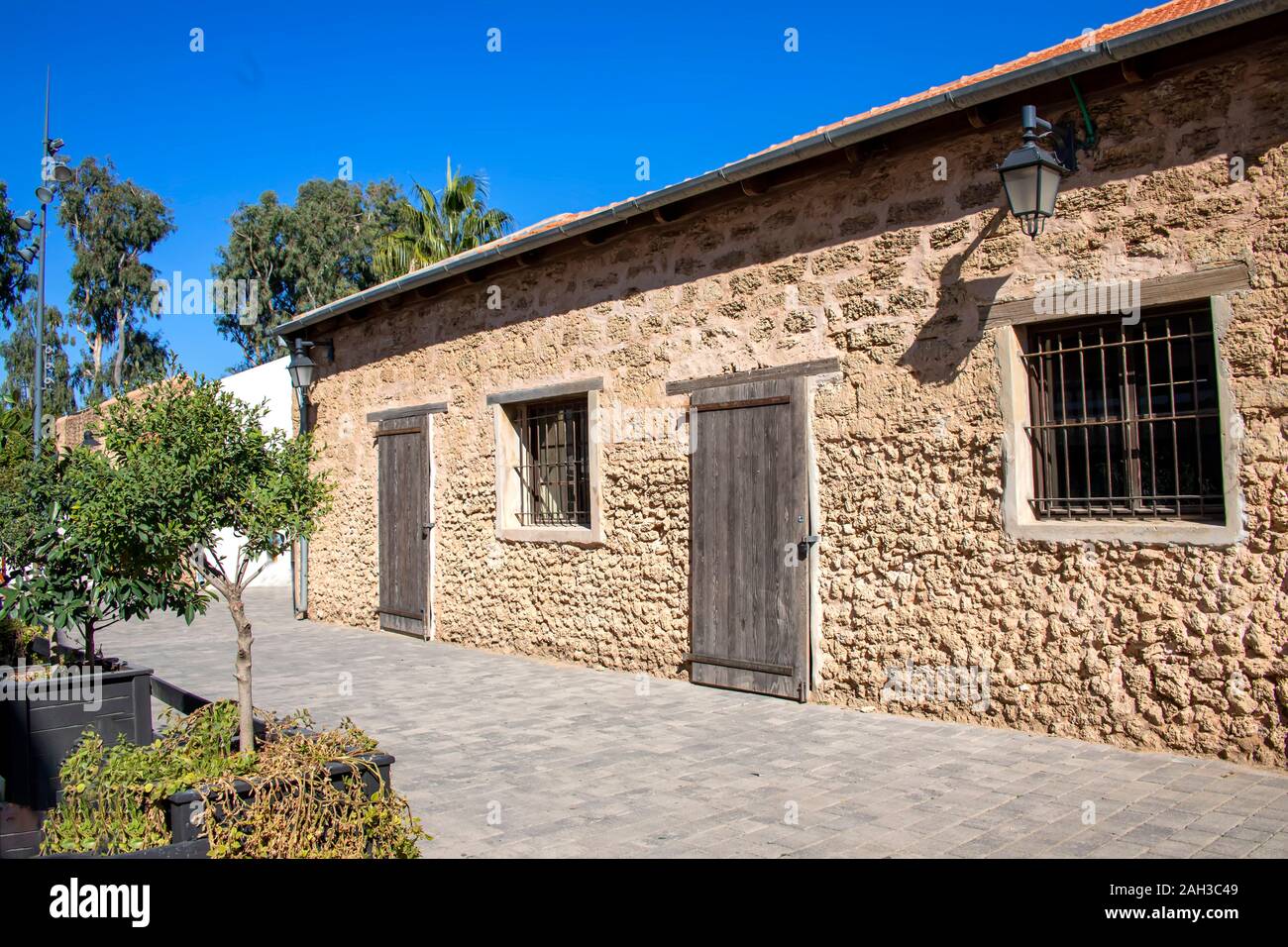 Alte Gebäude mit Mauern von Jerusalem Stone, Holztüren und vergitterten Fenstern. Israel Stockfoto