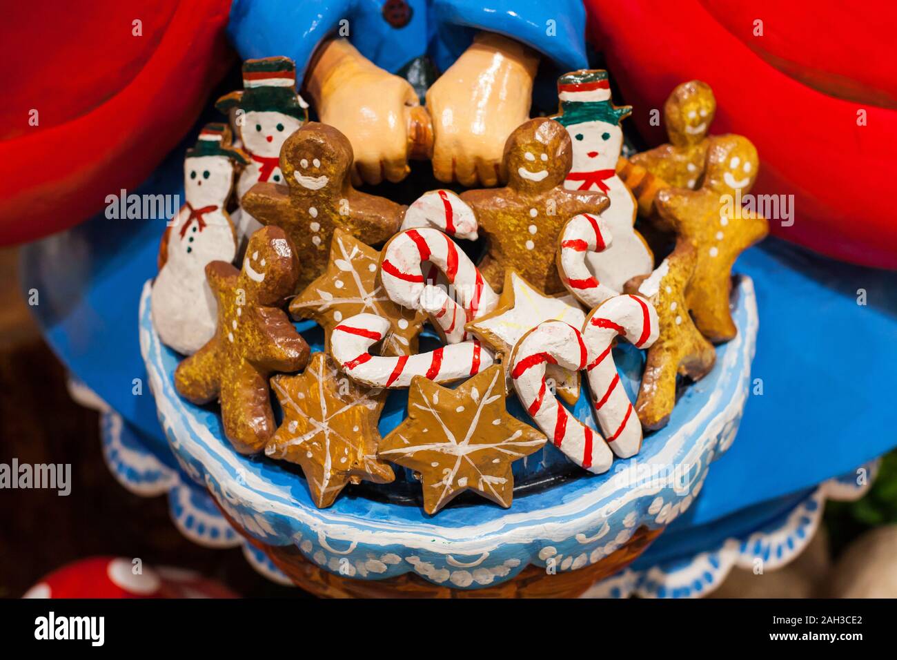Eine Nahaufnahme das Bild einer Hand einen Korb mit Gingerbread Man ...