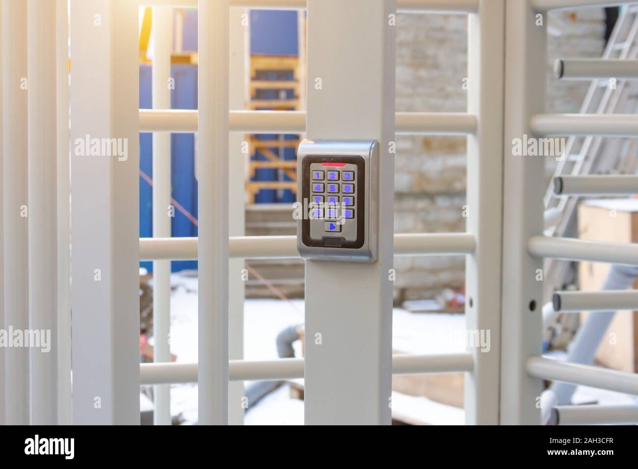 Durch das Drehkreuz mit Codeschloss Stockfoto
