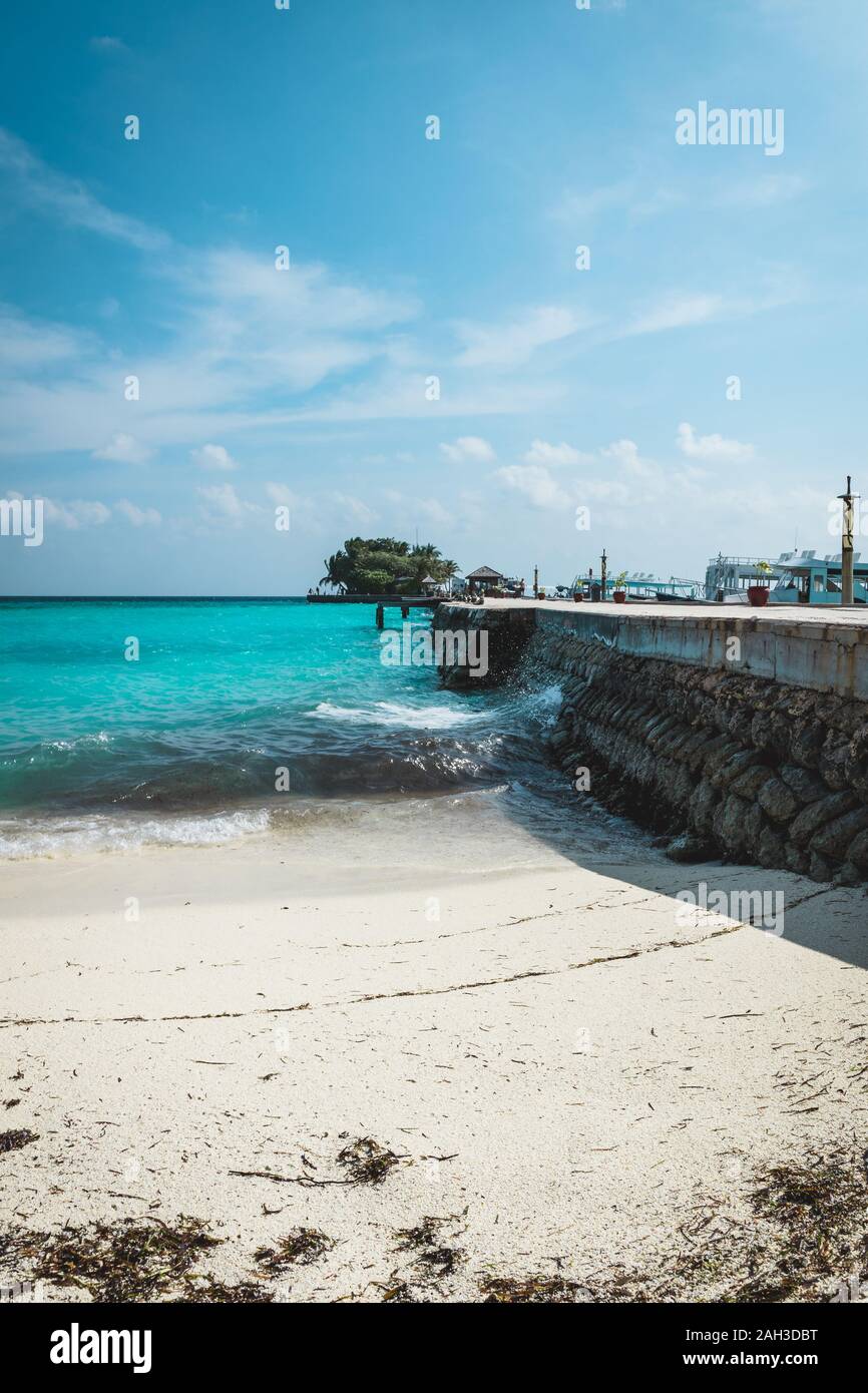 Steg auf den Malediven und das Wasser türkisblau und blauer Himmel Stockfoto