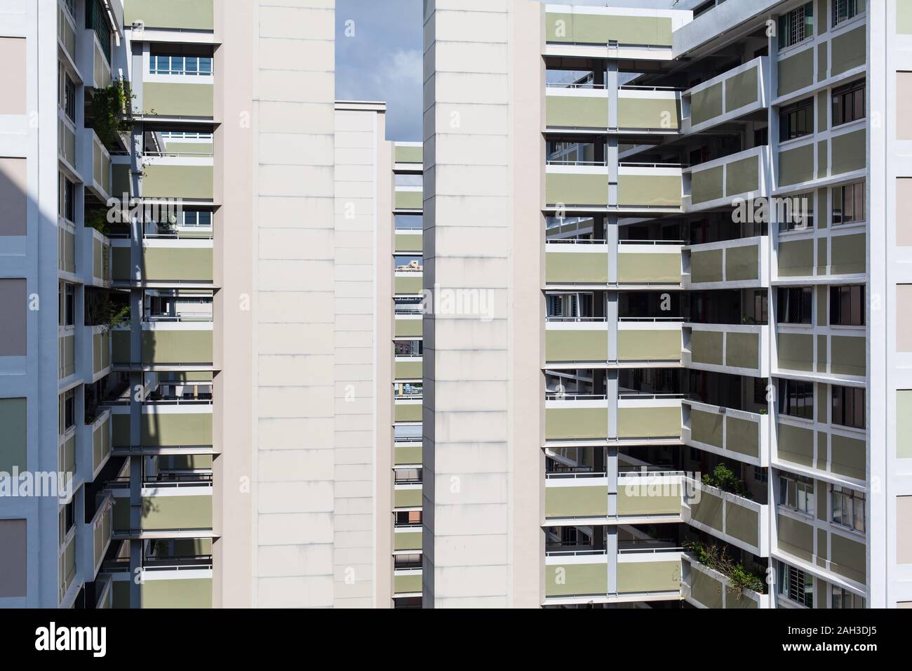 Architekturdesign mit sauberem Blick auf das öffentliche Anwesen in Chinatown, Singapur. Stockfoto