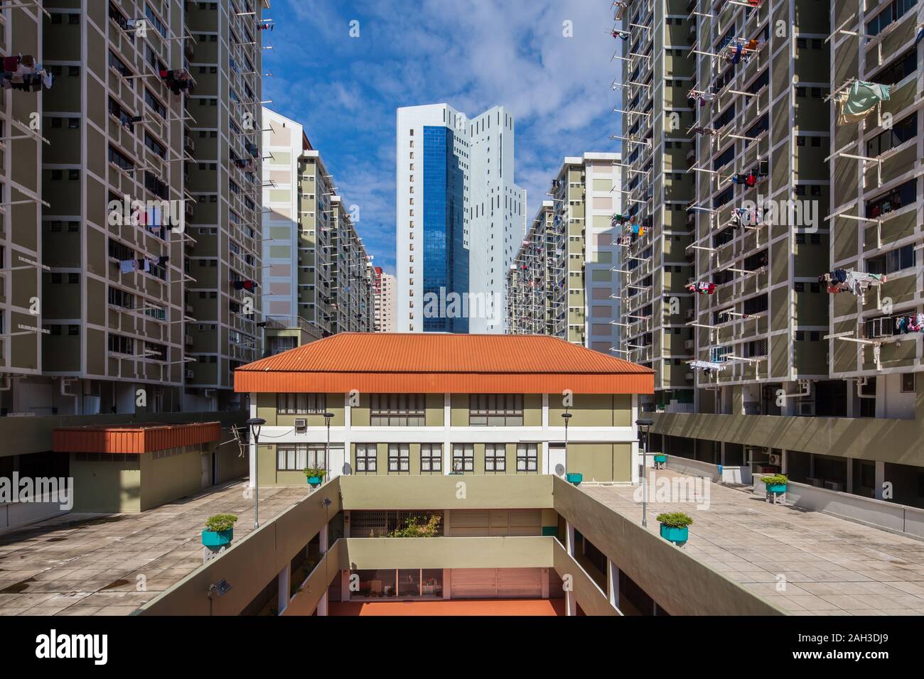 Architektur von öffentlichen Wohnsiedlungen auf beiden Seiten und Chinatown Point Mall in der Mitte des Rahmens. Singapur. Stockfoto