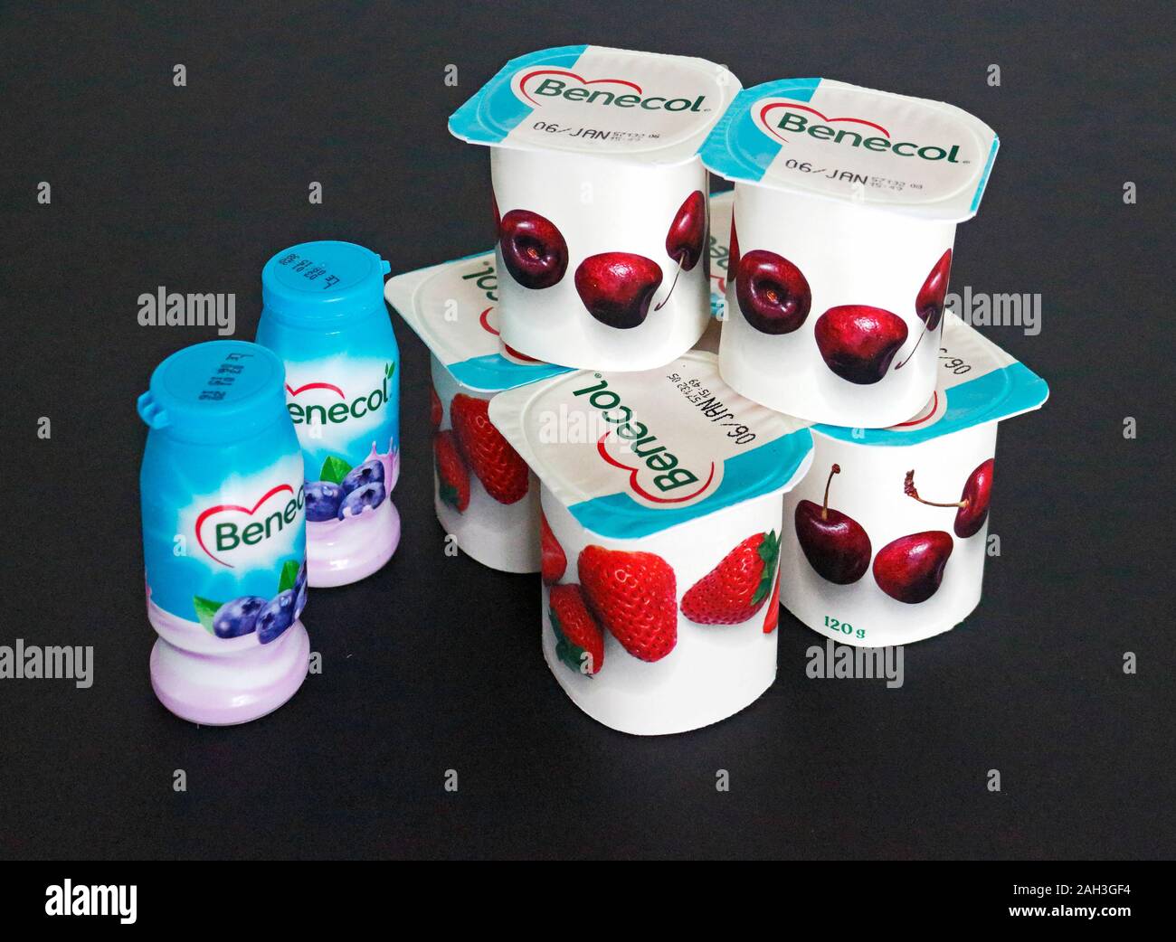Eine Auswahl von benecol Joghurts und Joghurtdrinks mit pflanzenstanolen Cholesterin senken zu helfen. Stockfoto