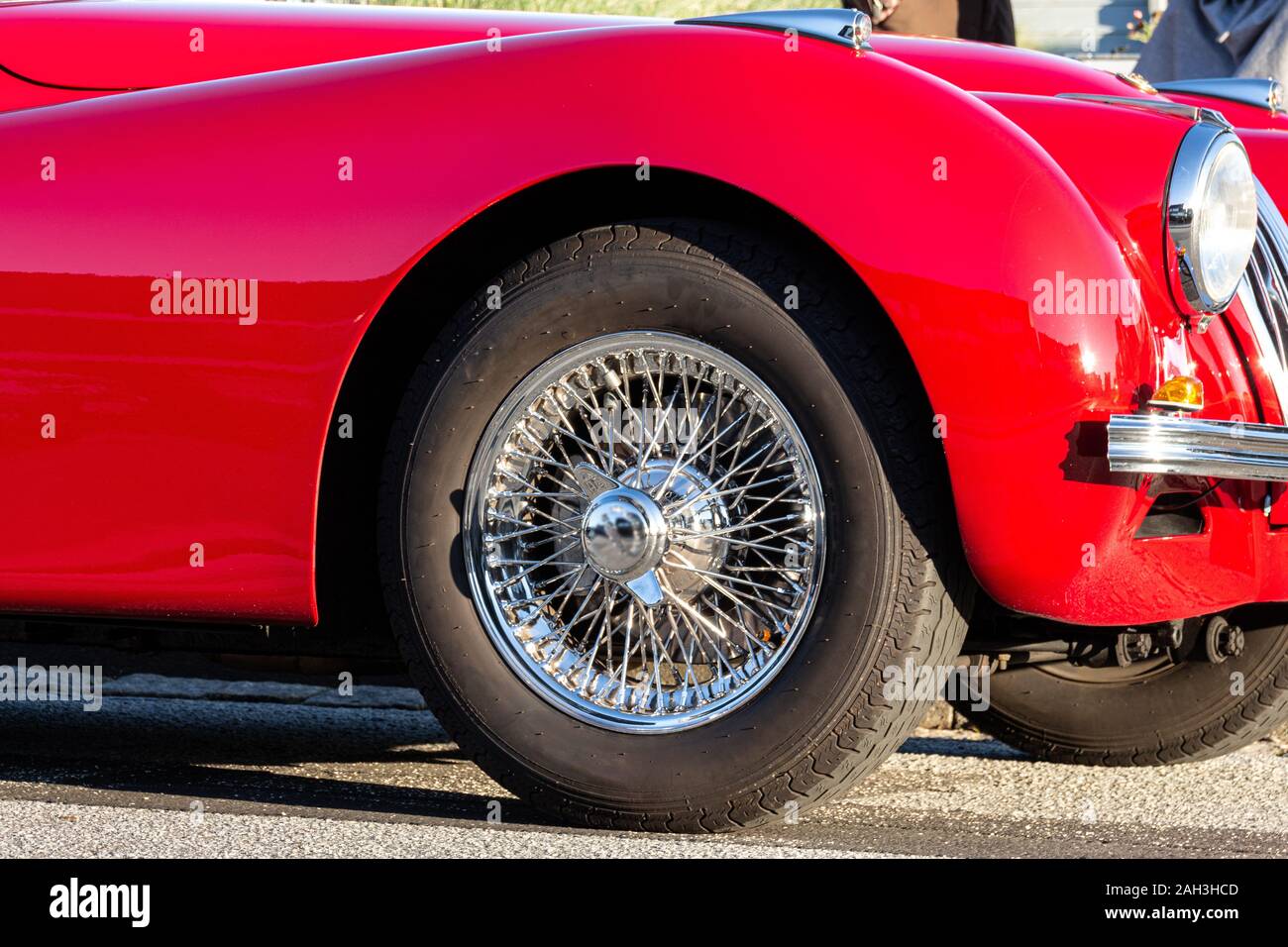 Nahaufnahme einer Speichen eines roten Roadster Stockfoto