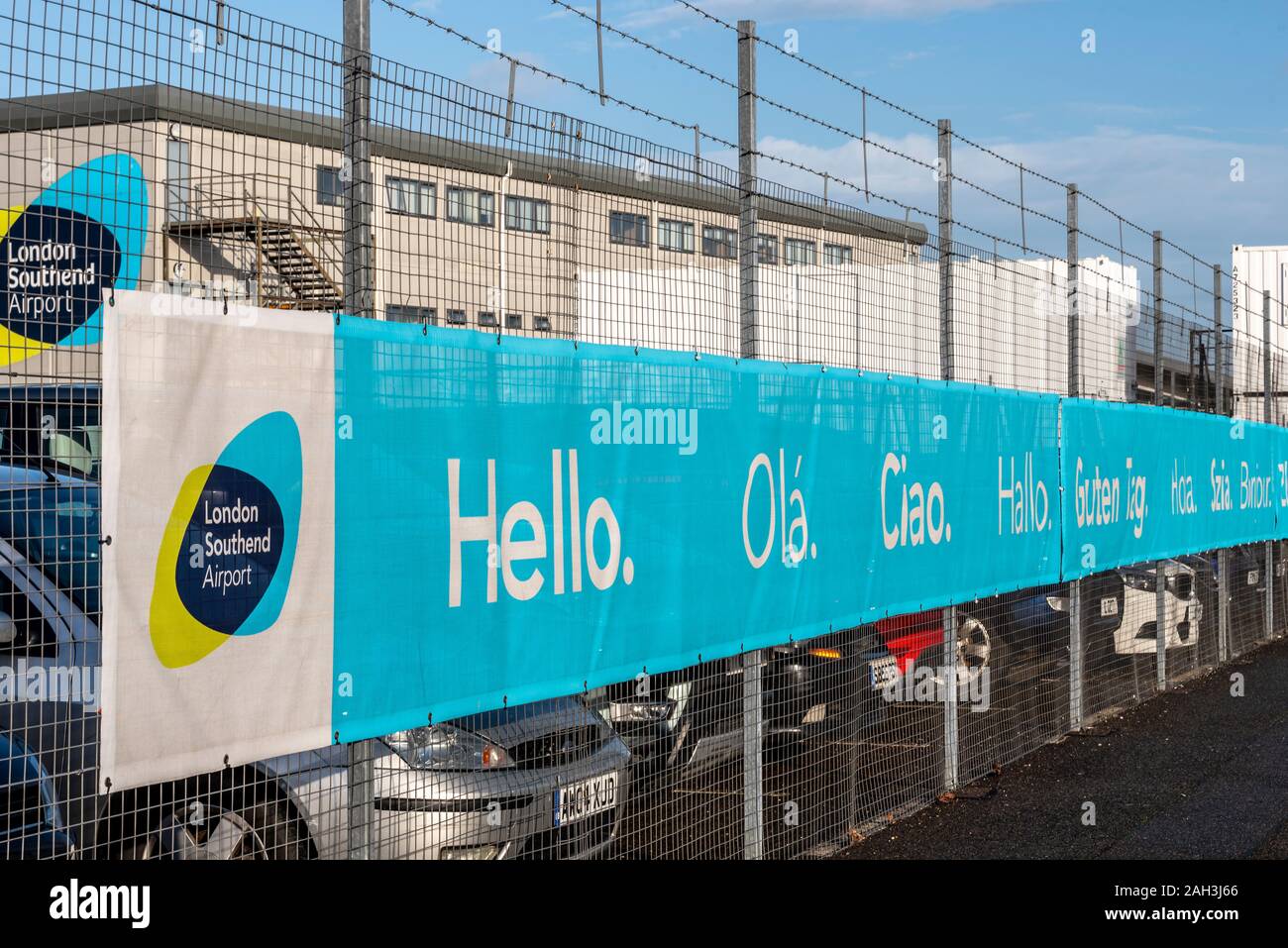 Langer Aufenthalt Parkplatz Flughafen London Southend, Southend, Essex, UK, mit logo Marke und verschiedene Sprachen für Hallo, Ola, Ciao, Guten Tag. World Travel Stockfoto