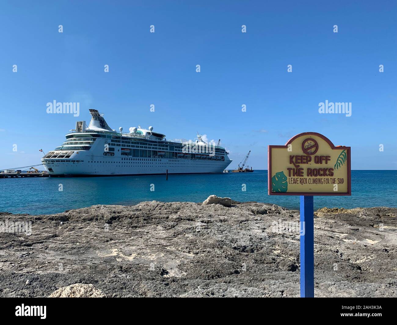 COCOCAY, BAHAMAS - 9. APR 2019: Zauber der Meere Royal Caribbean Cruise angedockt. Perfekter Tag an CocoCay, Bahamas Stockfoto