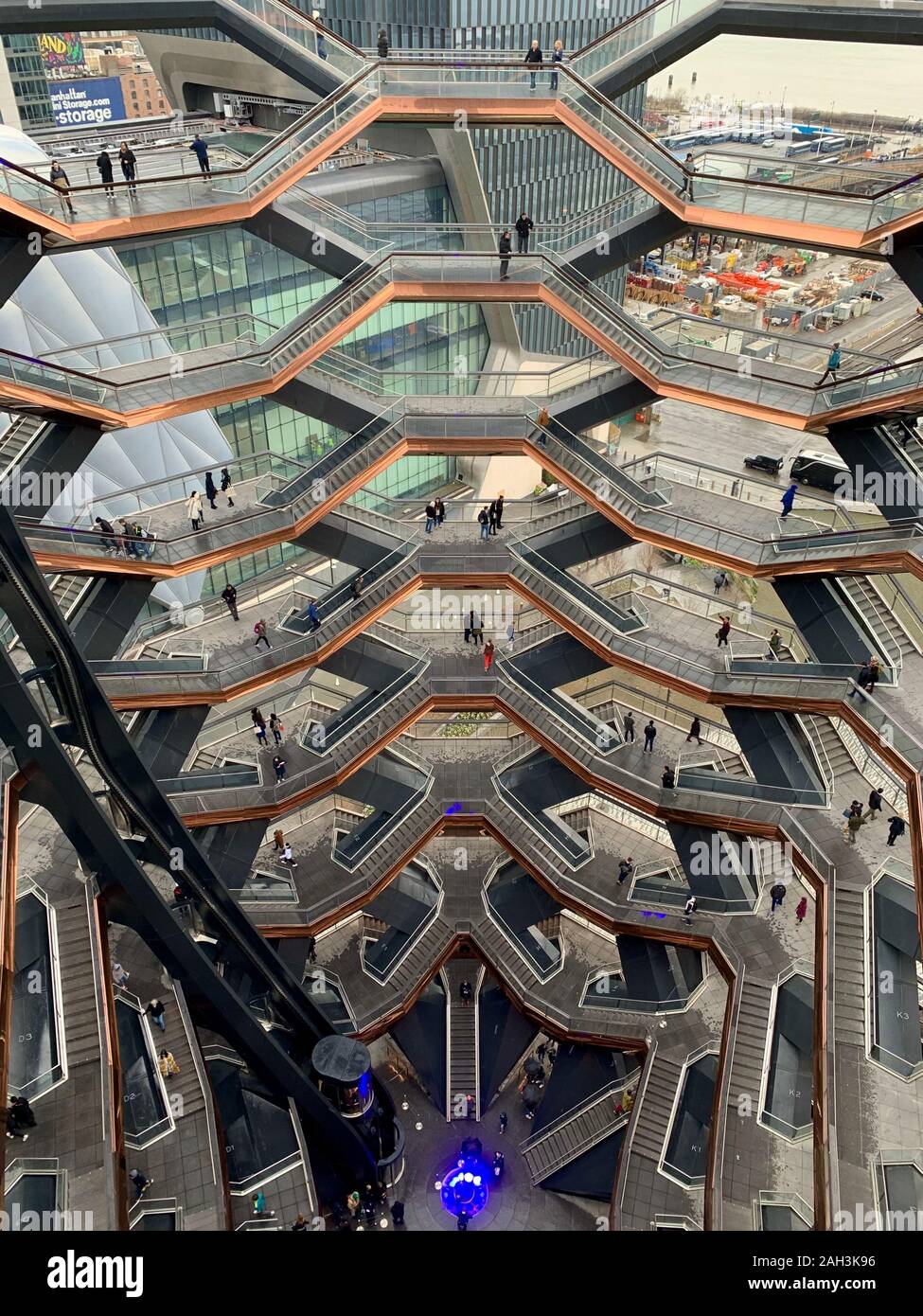 New York City, NY, USA - April 05, 2019: Das Schiff, eine moderne Kunst, wabe wie Treppe im Hudson Yards Stockfoto
