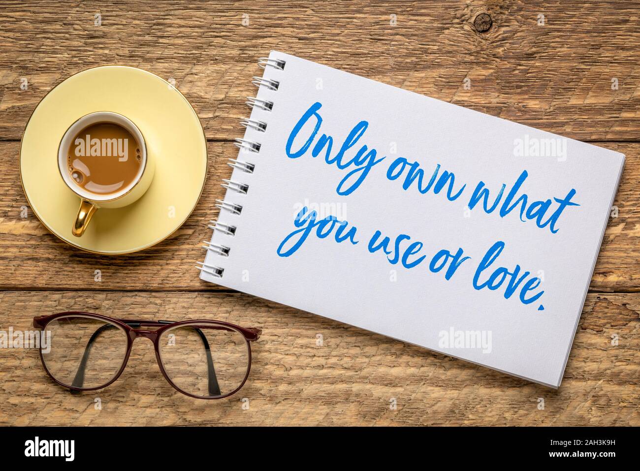 Nur das, was Sie verwenden oder Liebe - Minimalismus Beratung, Handschrift in einem Skizzenbuch mit einer Tasse Kaffee, Lifestyle Konzept Stockfoto