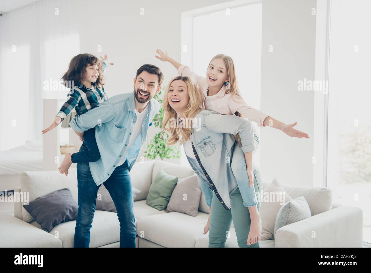 Profil Foto von vier Familienmitgliedern hat beste Freizeit vortäuschen Flug Flugzeug drinnen Apartments Stockfoto
