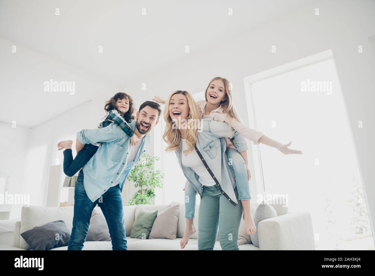 Foto von vier Familienmitgliedern hat beste freie Zeit Hände wie Flügel Flug zuhause Apartments Stockfoto