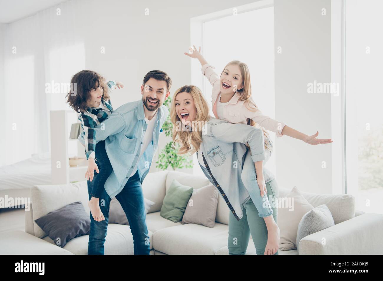 Profil Foto von vier Familienmitgliedern hat beste freie Zeit vorgeben Flug Flugzeug drinnen Apartments Stockfoto