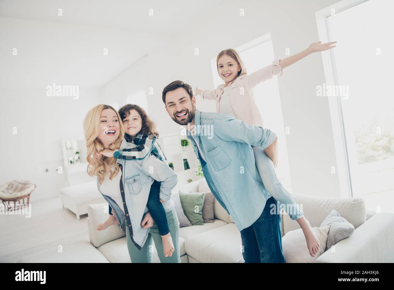 Foto von vier Familienmitgliedern in besten freien Zeit tun lustige Flug Flugzeug drinnen Apartments Stockfoto