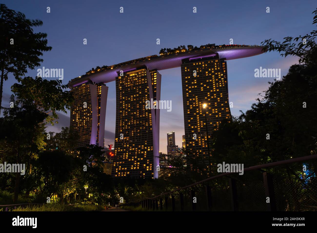 Nachts Garten an der Bucht in Singapur Stockfoto