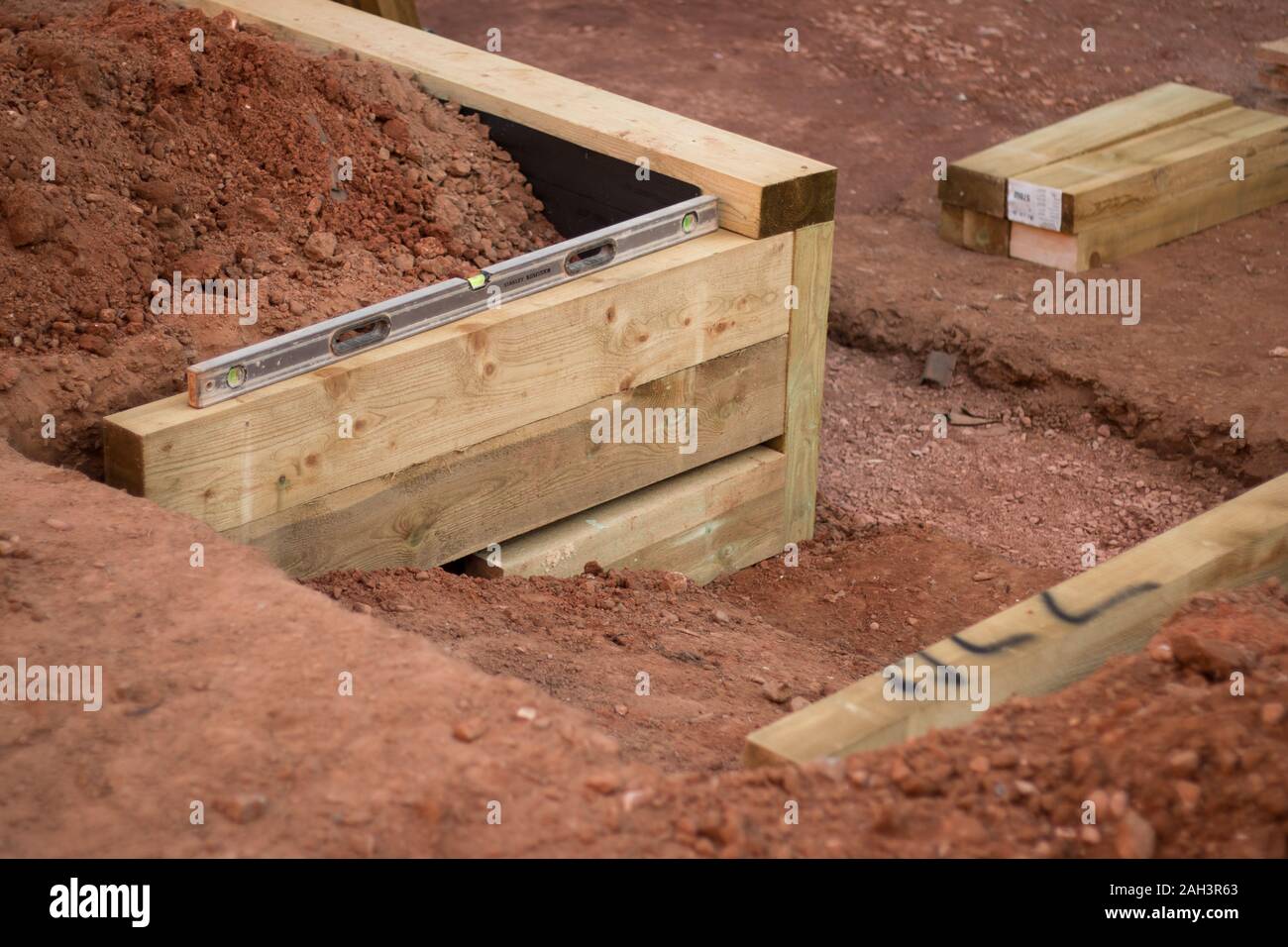 Stützmauer Wasserwaage Stockfoto